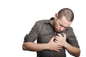 La angina se siente como una presión en el pecho.