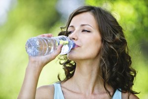Bebe un vaso de agua la próxima vez que sientas hambre.