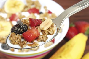 Cereales de grano entero y un plátano.