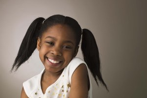 Una simple sonrisa es una forma en la que tu hijo puede promover la paz.