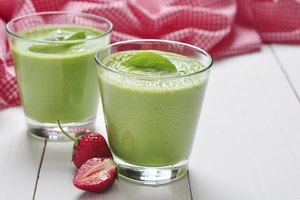 Malteada de espinaca con fresas para dulzura.