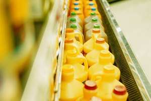 Los jugos procesados con frecuencia contienen una gran cantidad de azúcares o endulzantes añadidos que suman calorías a tu dieta.