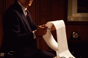 Un notario público sirve de testigo oficial al firmar documentos.