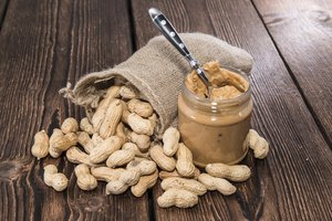 Una bolsa de cacahuetes y un tarro de mantequilla de cacahuete.