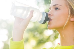 Bebe la cantidad de agua suficiente para cuidar tu organismo.
