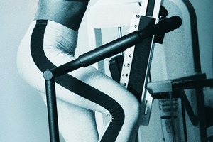 Las escaladoras con movimientos del brazo te ayudarán a quemar más calorías.