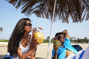 El agua de coco contiene electrolitos que te ayudan a mantenerte hidratado cuando hace calor.