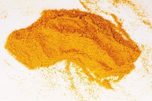 La cúrcuma le da al currry su color amarillo.
