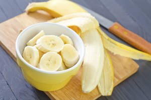 Plátano rebanado en una tabla de picar.