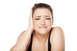 Puedes aliviar rápidamente el dolor de oídos aplicando una bola de algodón con un poco de Vicks VapoRub.