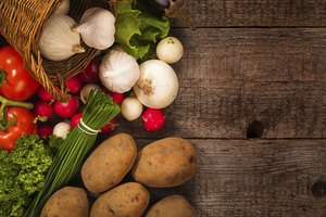 Come frutas y verduras para reducir la acidez.