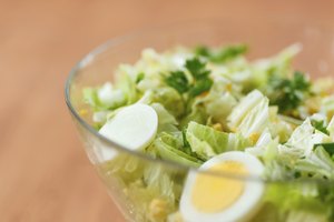 Come de cinco a seis comidas al día.
