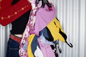 Si sospechas que tu hija tiene una adicción a las compras, aborda el problema y trata de descubrir el problema subyacente.