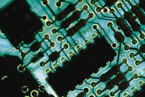 Todos los componentes de la computadora Mac se conectan en una placa lógica principal.