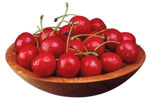 Acompaña el yogur griego, rico en proteínas, con cerezas enlatadas para hacer un desayuno sano.