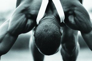 Los deltoides son parte de la musculatura posterior del hombro.