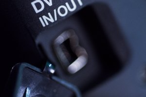 Usa un cable DV a FireWire para transferir archivos de video de alta calidad a tu computadora.
