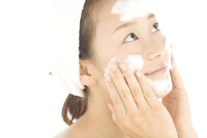 Masajea tu rostro mientras lo limpias y humectas para tener una piel más suave y saludable.