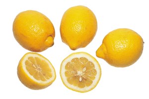 Coloca el limón en la tabla de cortar y rebánalo en secciones.