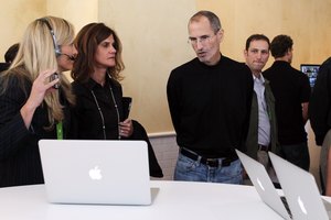 Sal de una aplicación de fotos o video para apagar tu cámara de tu Macbook.