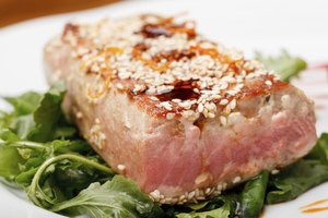 Filete de atún a la plancha con semillas de sésamo.