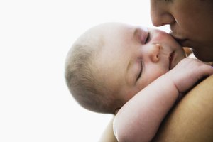 Tu bebé quizás comience a arrastrarse a eso de los seis meses de edad.
