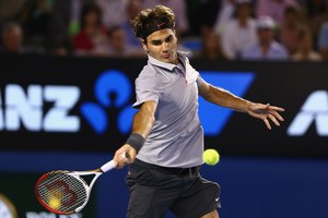 La técnica de los golpes de Roger Federer le ayuda a generar potencia.