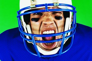 El casco es considerado la parte más importante del equiamiento de fútbol americano y protege contra conmociones cerebrales.