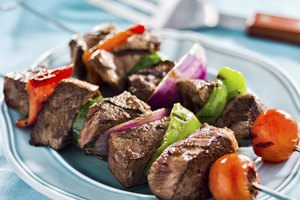 Haz brochetas de carne.
