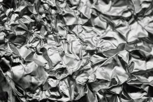 El papel de aluminio ayuda a retener el calor y la humedad en el horno.