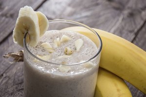 Un batido de manzana. plátano y papaya.
