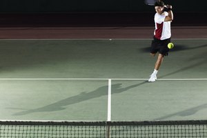 Los deportes rápidos que inlcuyen interacción como lo es el tenis, pueden reducir la gravedad de los tics del síndrome de Tourette.