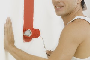 Frota la piel manchada de pintura con el paño humedecido.