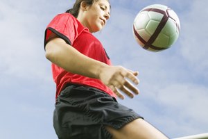 Hacer deportes de alto impacto puede provocar lesiones en la rodilla.