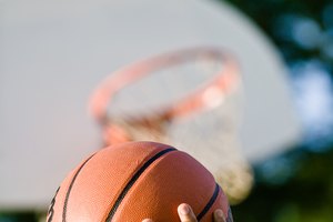 Hacer tu propio aro te permite jugar al baloncesto prácticamente en cualquier lugar.