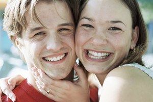 Ilumina sonrisas en tus fotos blanqueando los dientes.