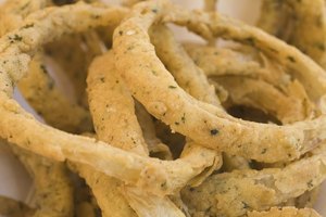 Hornea los aros de cebolla en lugar de freírlos para tener una porción con menos grasa.