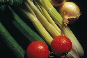 Los alimentos con alto contenido de agua te permiten comer más con menos.