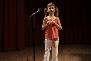 Muchos niños se sienten nerviosos cuando la gente los mira.