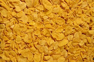 Reduce el consumo de alimentos que sean altos en azúcar o grasa como el queso, los alimentos procesados y dulces porque generan el estreñimiento.