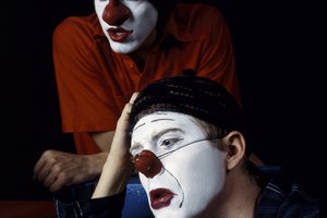Los maquillajes con el rostro blanco algunas veces se utilizan también para los mimos, para que luzcan como una máscara.