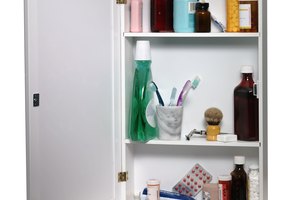 No dejes medicamentos en un botiquín sin seguro.