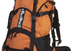 Una cadena margarita consiste de lazos verticales de correa para asegurar elementos a la mochila.