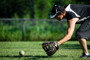 Los jugadores débiles en el softbol de lanzamiento lento son posicionados como receptores, segundas bases o en el campo externo.