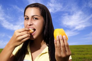 Alienta a tu hija para que coma fruta.