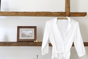 El nailon no se encoge fácilmente, pero puede que quieras colgar tu blusa para secar.