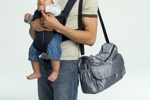 Una bolsa de pañales es el lugar más fácil para llevar la leche materna.