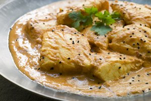 Un plato de pescado al curry con especias de alholva.
