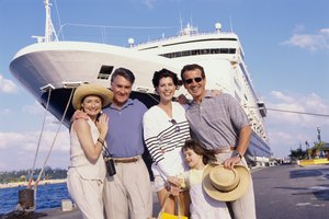 Familia frente a un crucero.