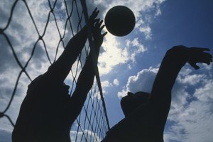 El voleibol de playa quema calorías más rápidamente que cualquier tipo de voleibol.